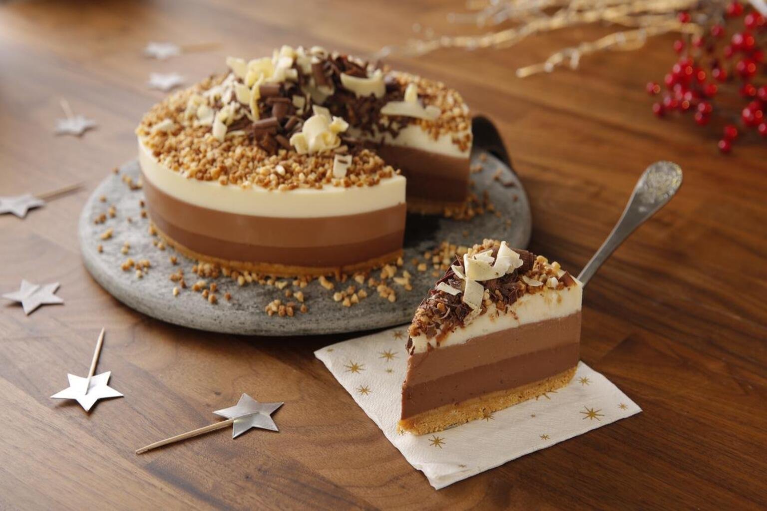 Postres con tarta de tres chocolates