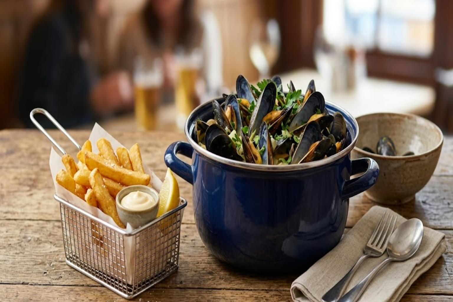 Mejillones estilo belga con patatas fritas