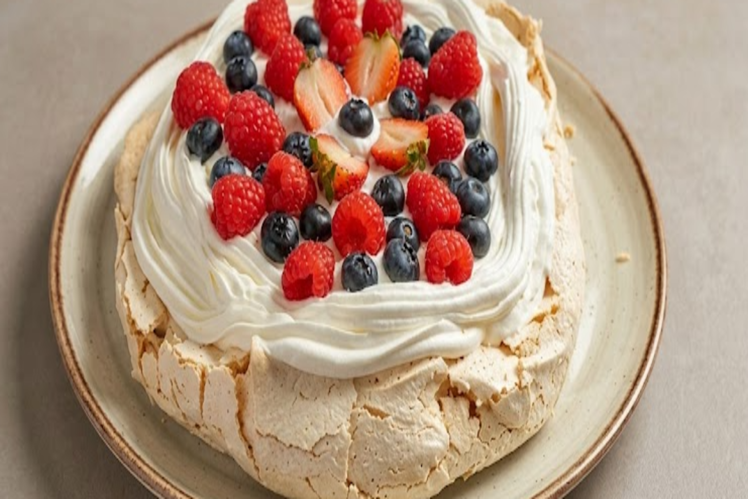 Postres con tarta Pavlova de frutos rojos