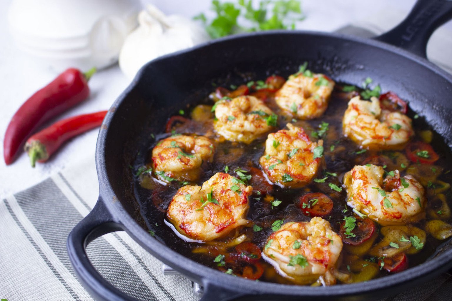 Mariscos con langostinos al pilpil servidos en El Motocarro