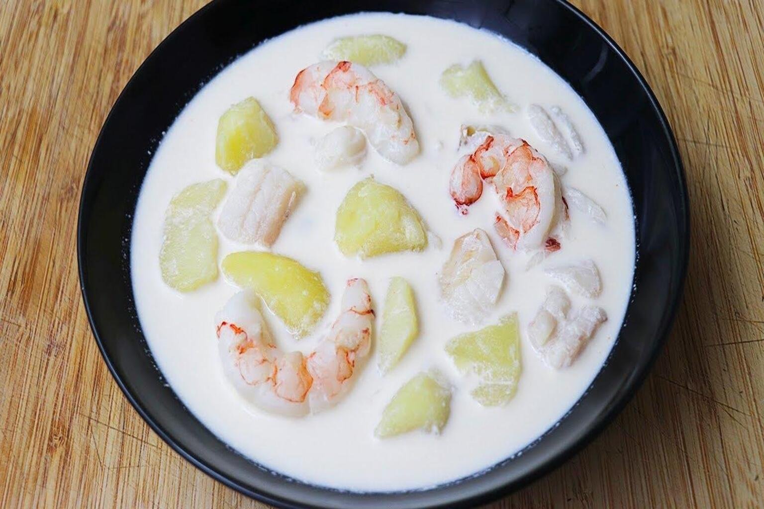 Guisos con recuerdo con gazpachuelo malagueño de rosada y gambas