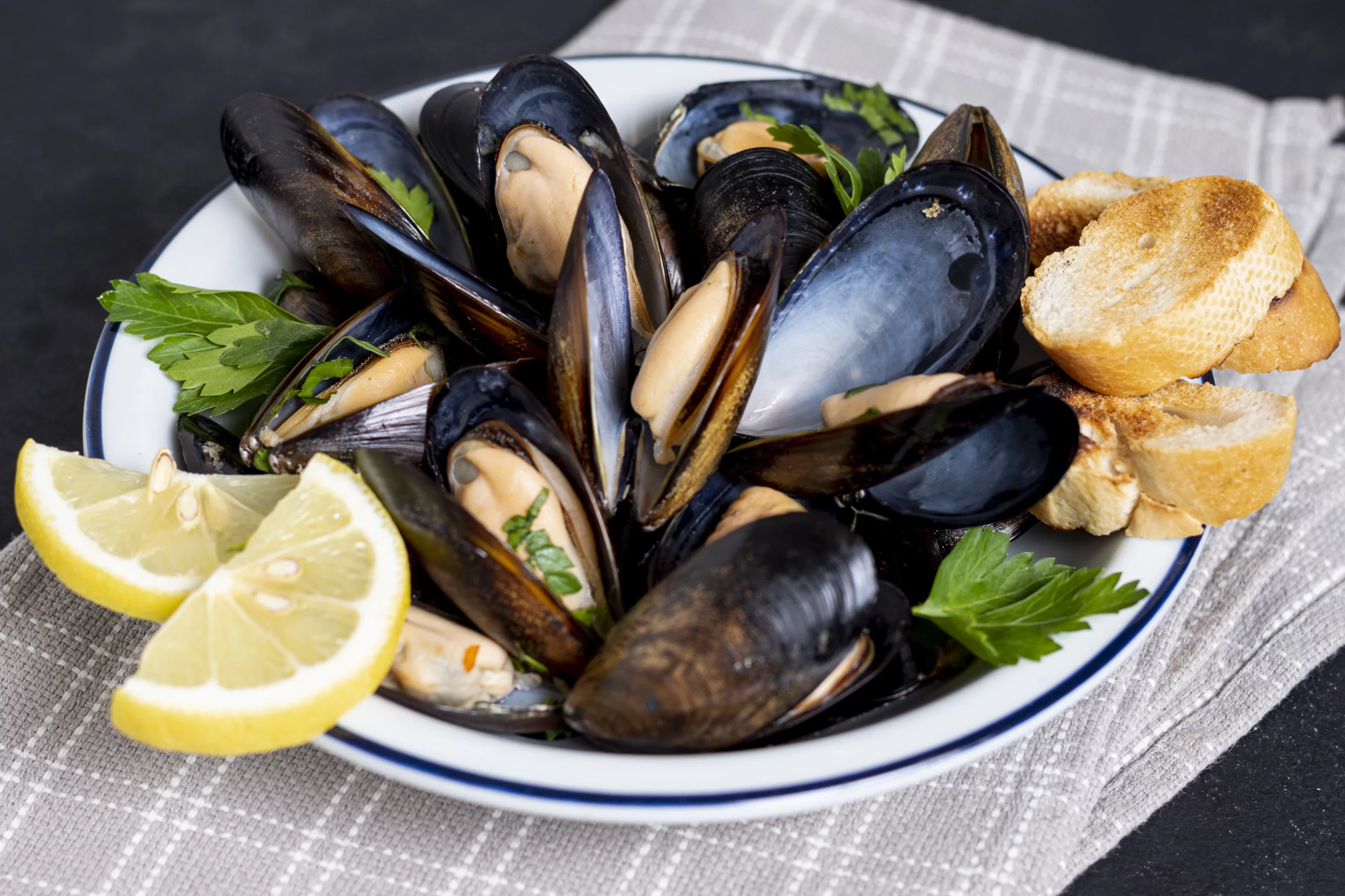 Mejillones al vapor servidos como ración