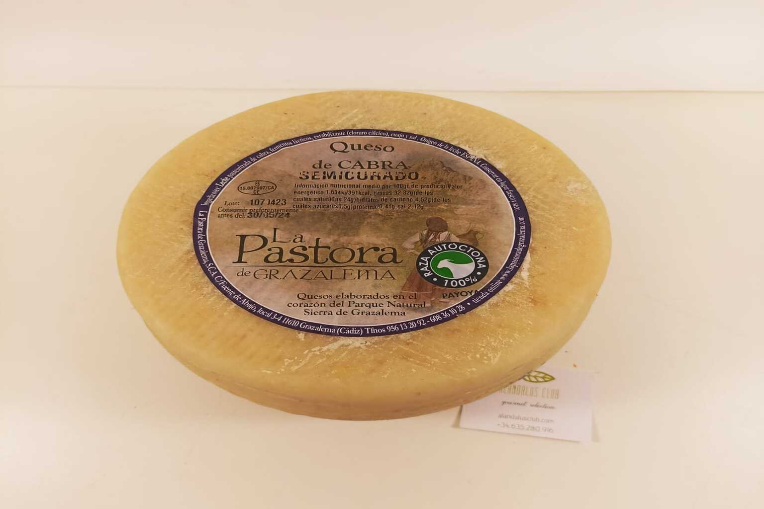 Ibéricos y quesos con queso de cabra Payoya de Cádiz