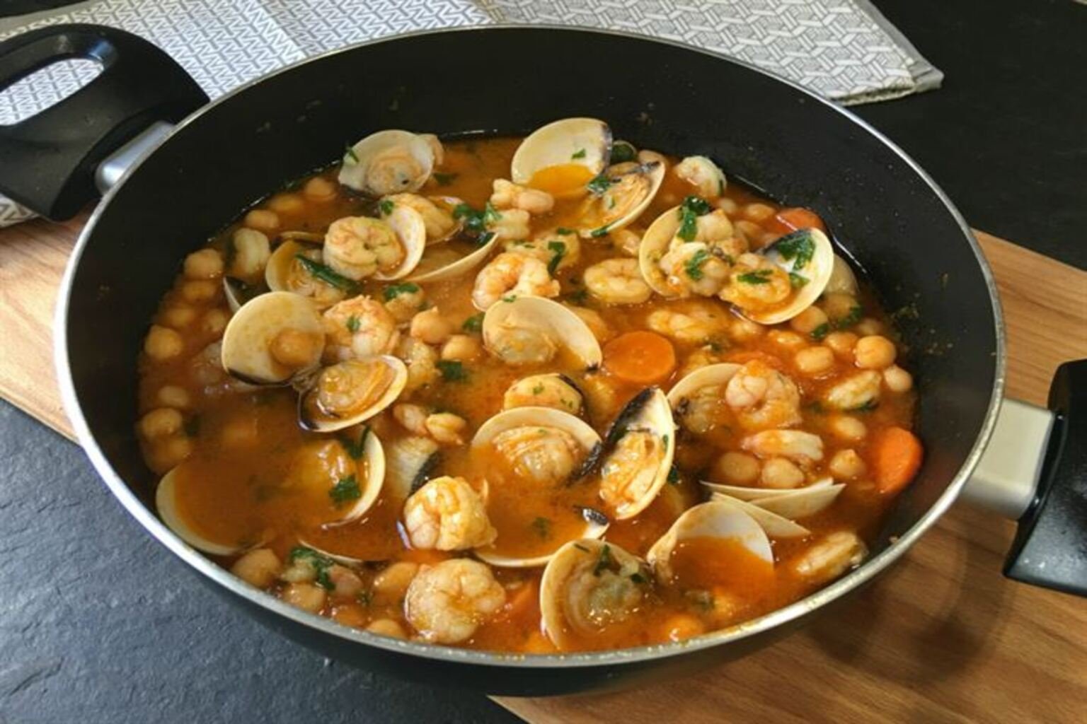 Garbanzos con almejas, langostinos y piparras
