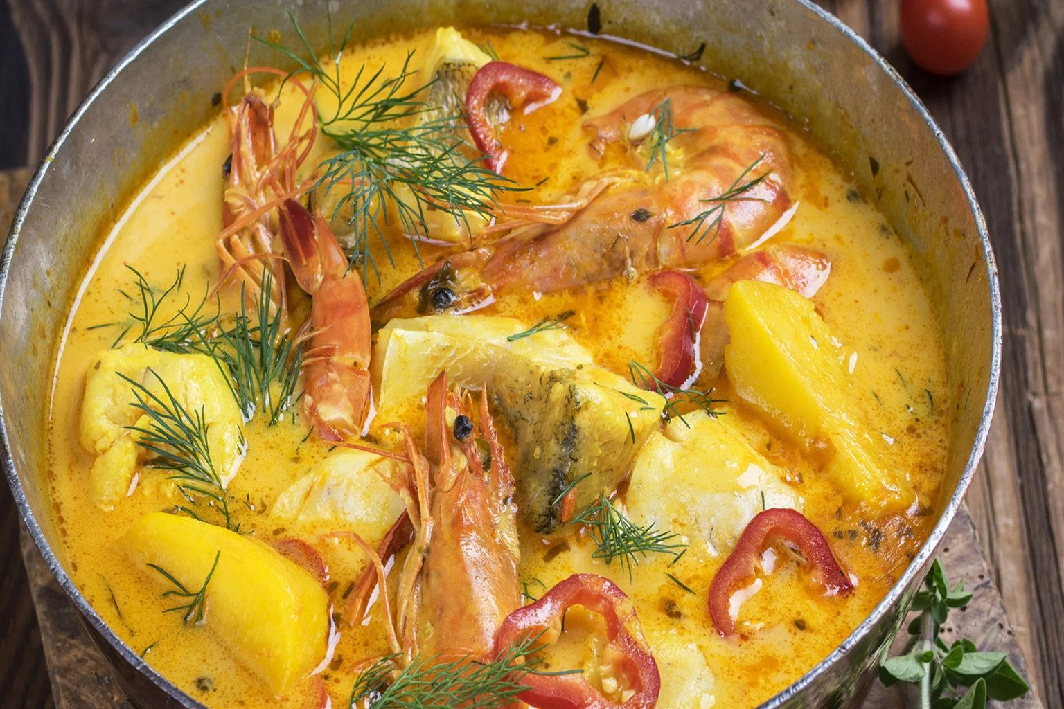Guiso de patatas con langostinos en El Motocarro