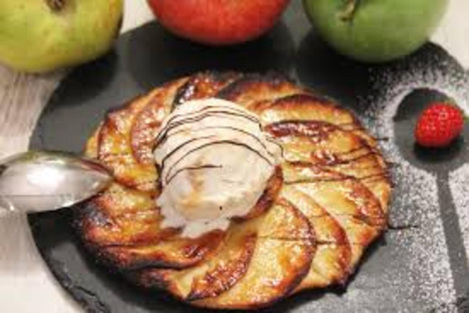 Tarta fina de manzana caliente con helado de vainilla