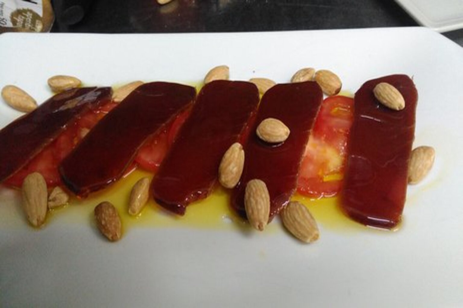 Mojama de atún con almendras fritas en El Motocarro Torremolinos