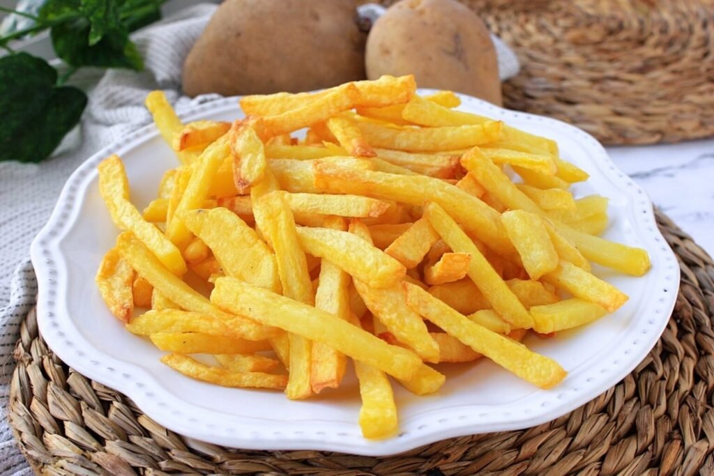 presentacion-de-las-patatas-fritas-en-freidora-de-aire (1)