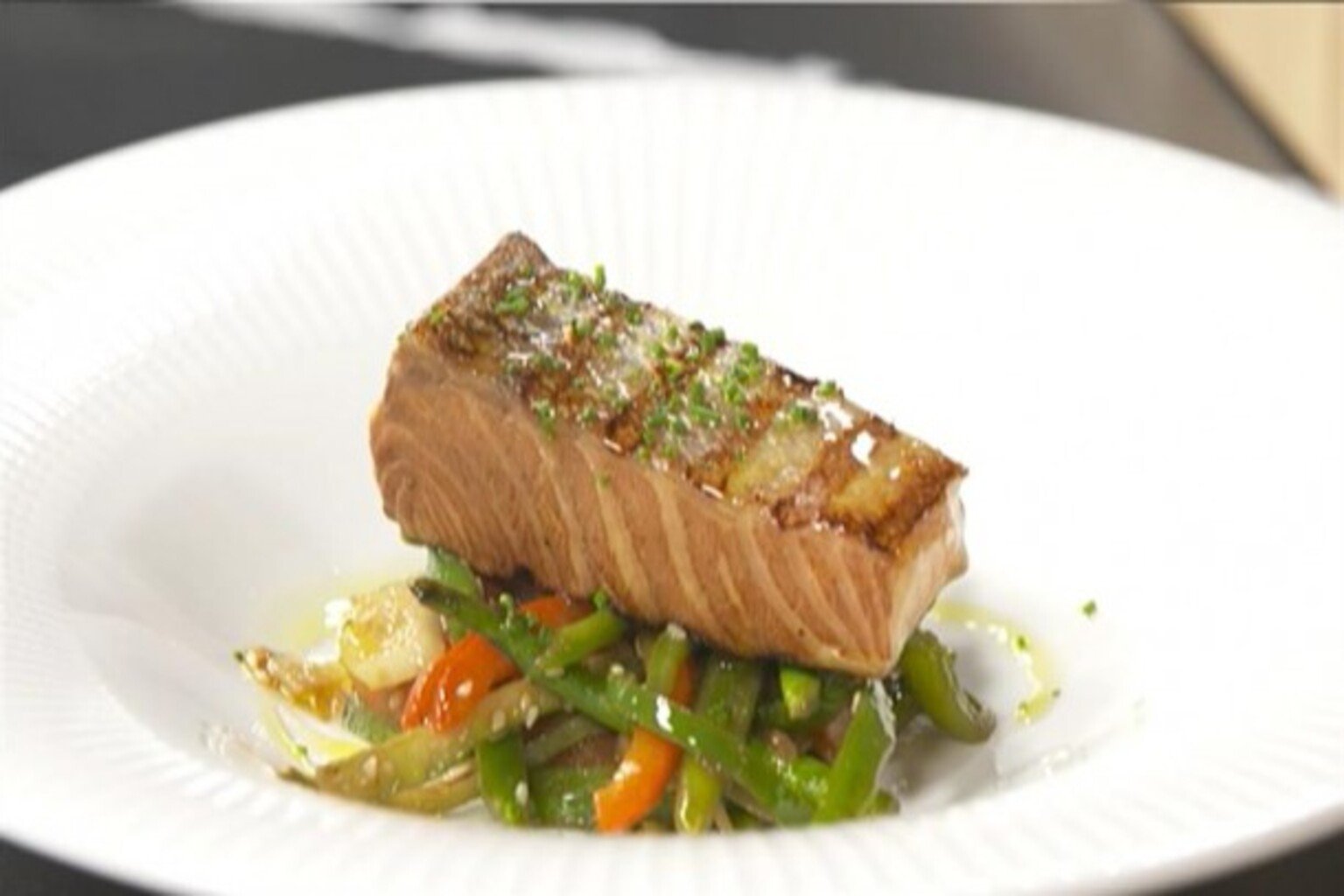 Lomo de salmón con salsa Teriyaki y wok de verduras en El Motocarro