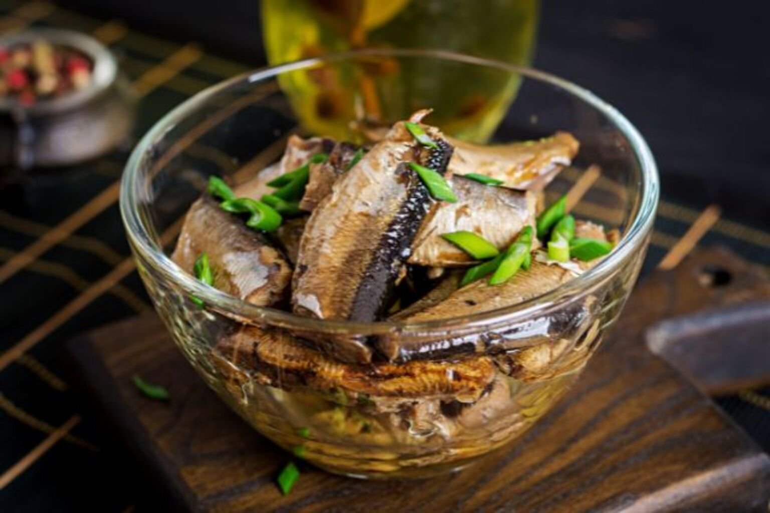 Conservas y salazones con sardinillas en aceite de oliva en El Motocarro