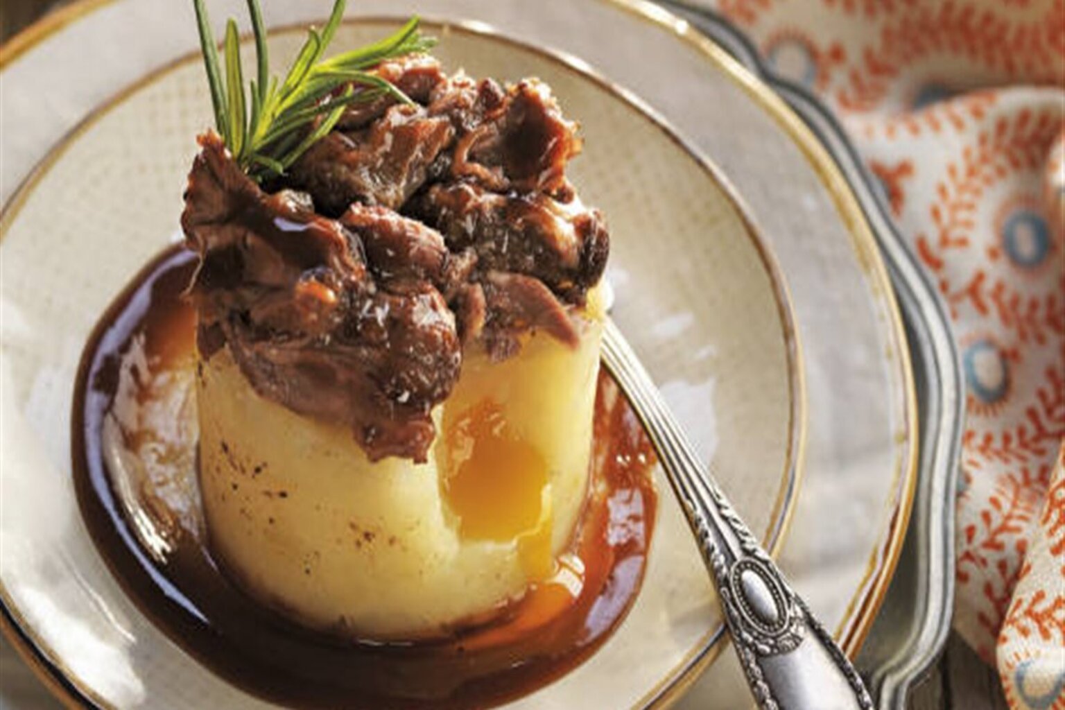 Timbal de rabo de toro con puré de patatas en El Motocarro