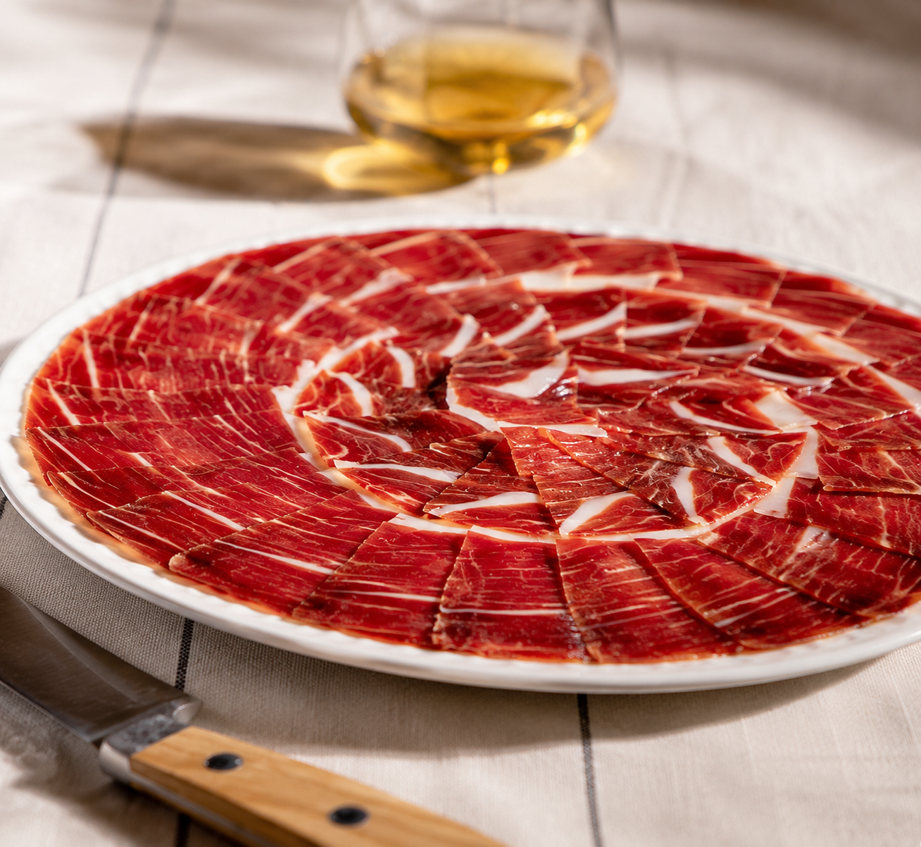 Ibéricos y quesos con jamón ibérico de bellota cortado a cuchillo