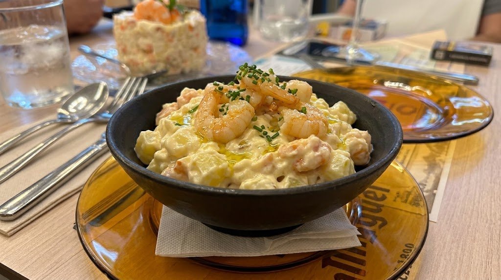Ensaladas y ensaladilla rusa de langostinos con mayonesa de AOVE