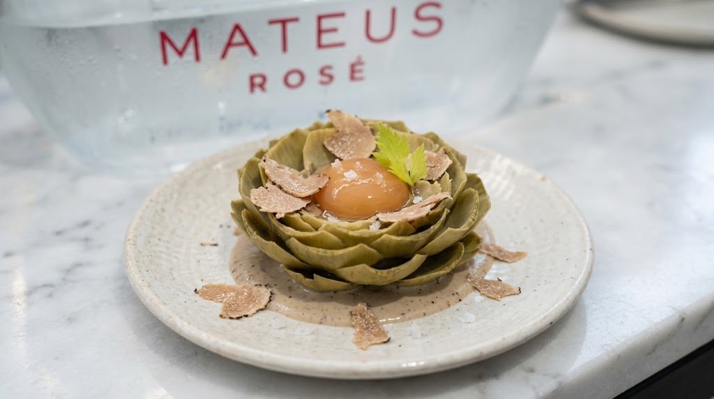 Ensaladas con flor de alcachofa, yema curada y virutas de foie