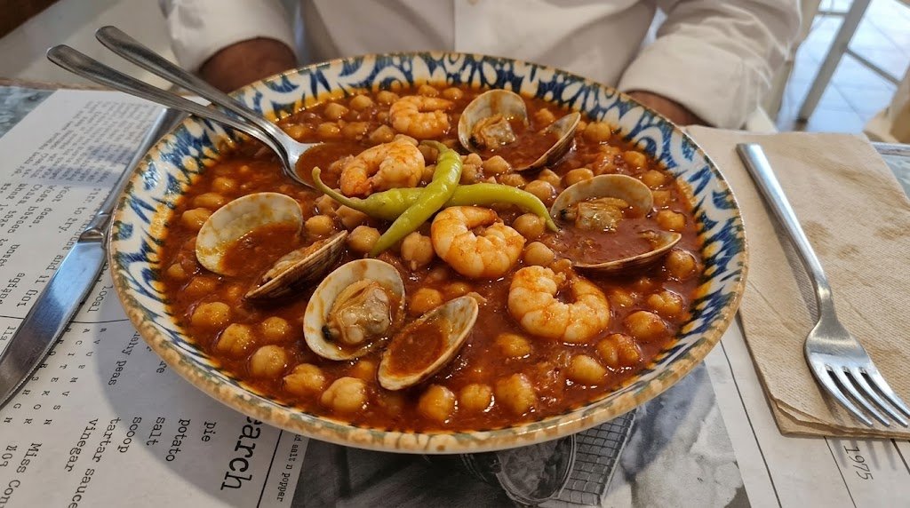 Garbanzos con almejas, langostinos y piparras