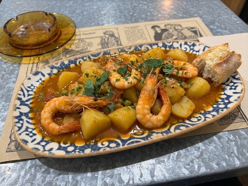 Guiso de patatas con langostinos en El Motocarro