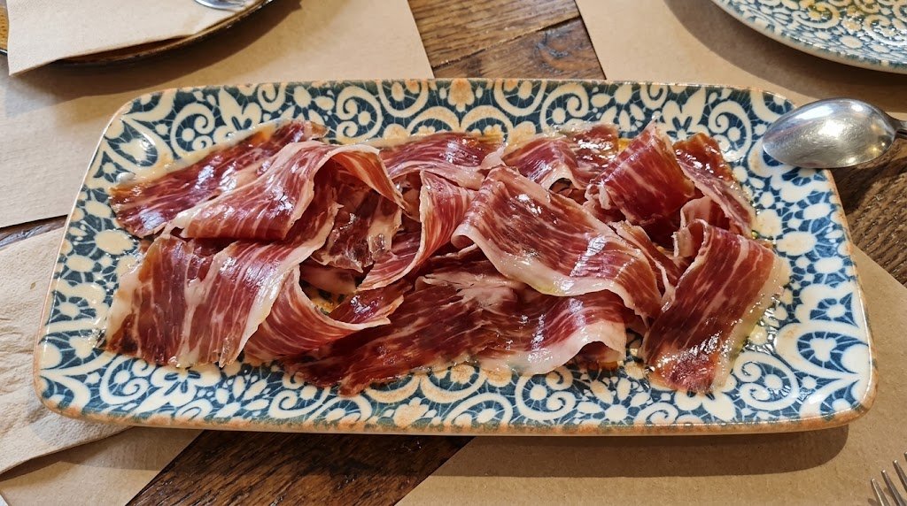 Ibéricos y quesos con jamón ibérico de bellota cortado a cuchillo