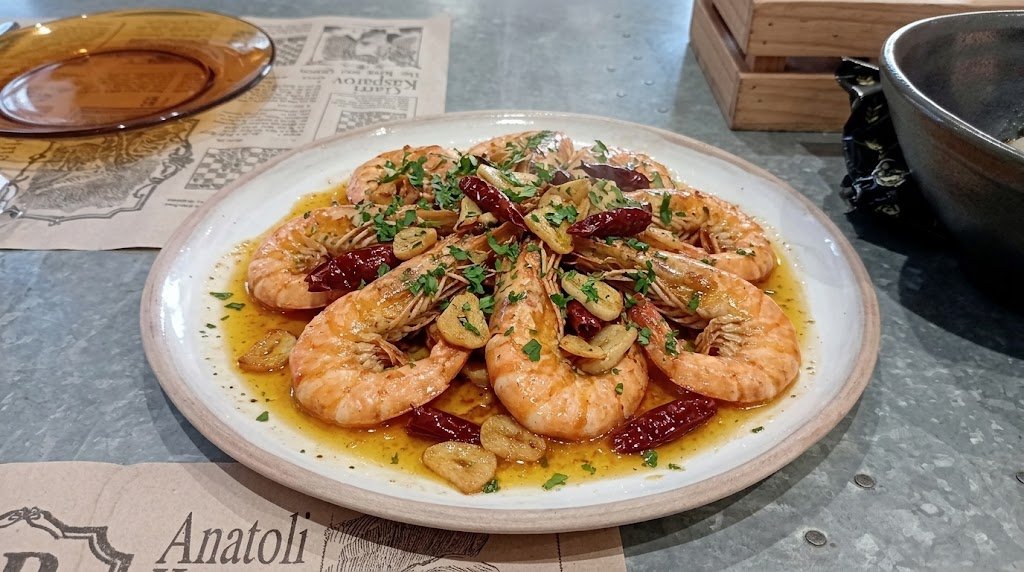 Mariscos con langostinos al pilpil servidos en El Motocarro