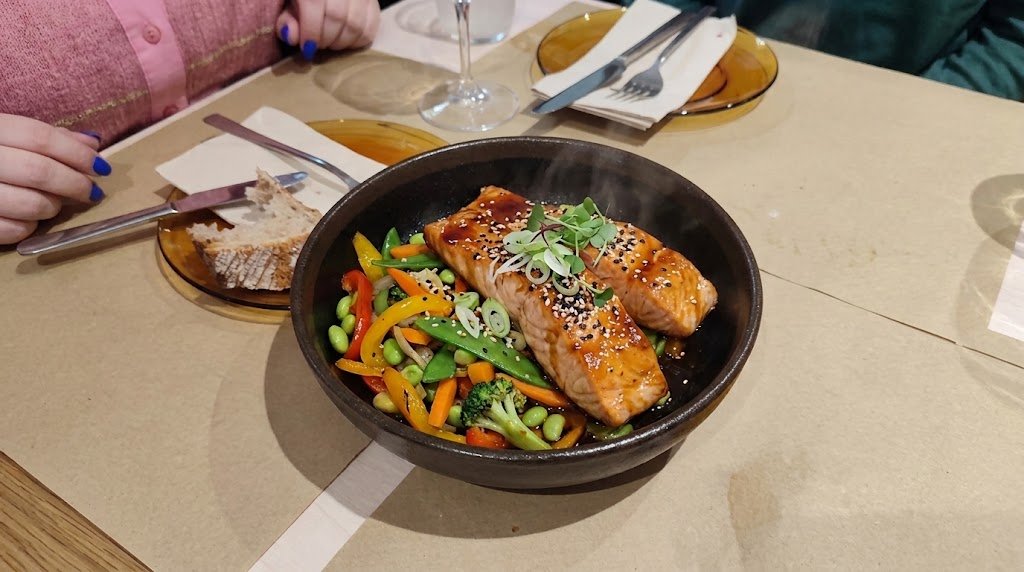 Lomo de salmón con salsa Teriyaki y wok de verduras en El Motocarro