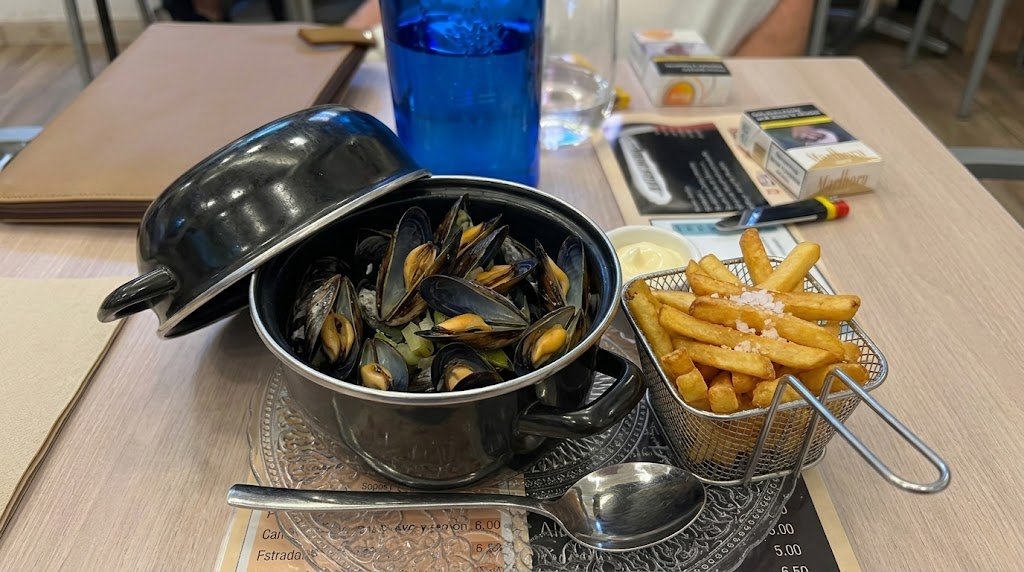 Mejillones estilo belga con patatas fritas