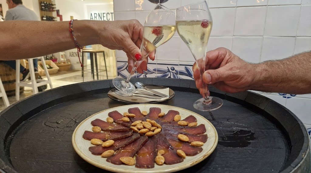 Mojama de atún con almendras fritas en El Motocarro Torremolinos
