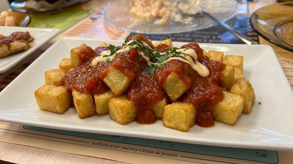 Patatas con salsa brava para compartir en El Motocarro