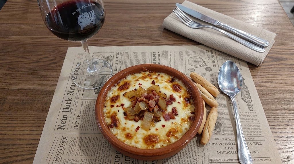 Provolone al horno con cebolla caramelizada y bacon