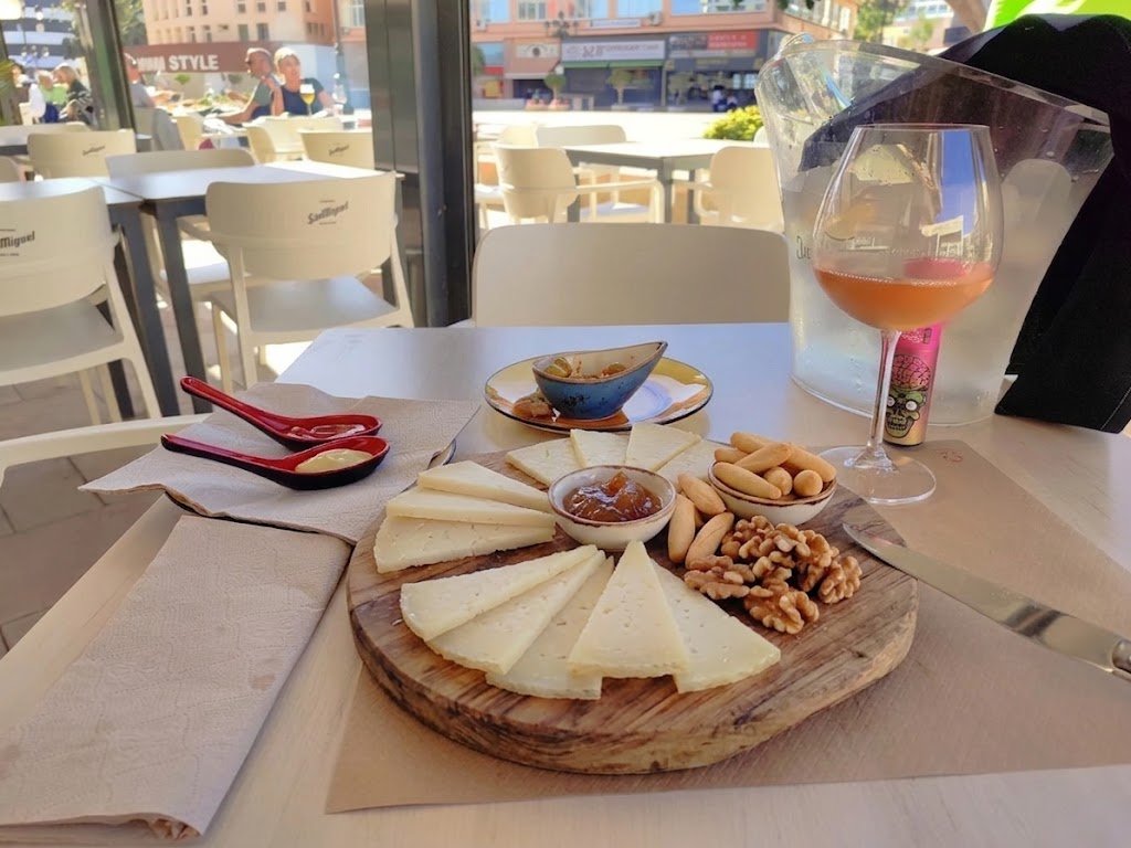Ibéricos y quesos con queso de cabra Payoya de Cádiz