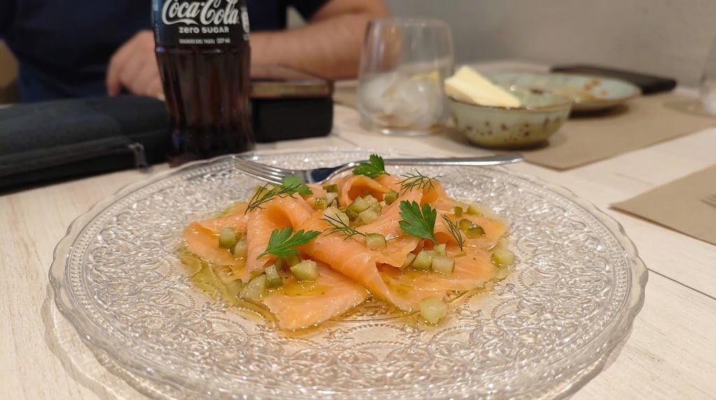 Salmón salvaje ahumado con pepinillos y vinagreta de miel y limón