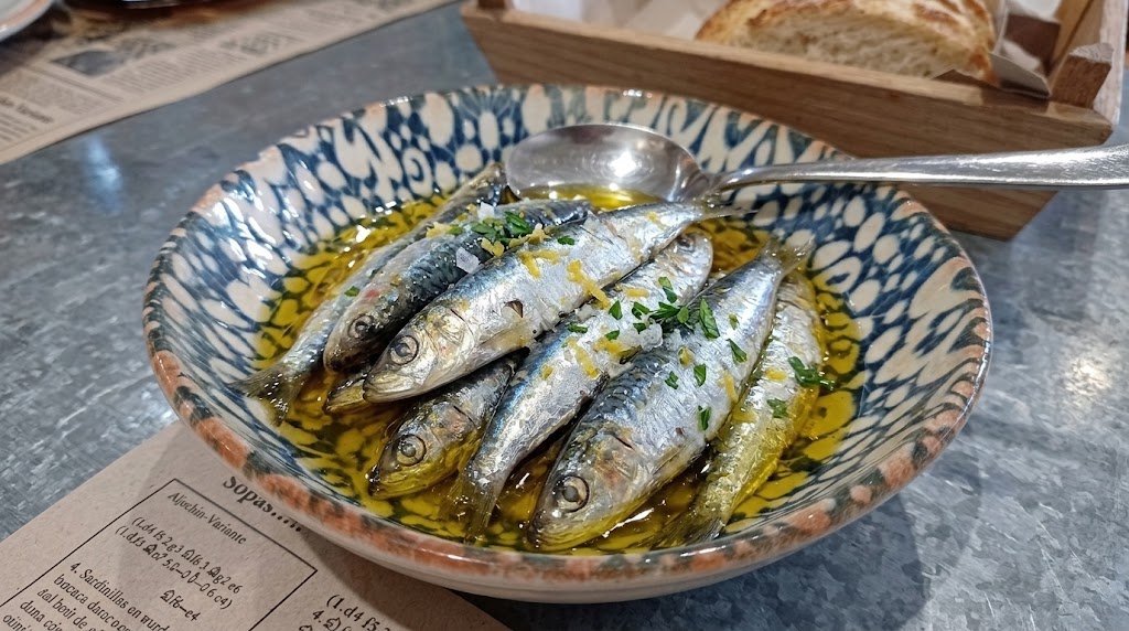 Conservas y salazones con sardinillas en aceite de oliva en El Motocarro
