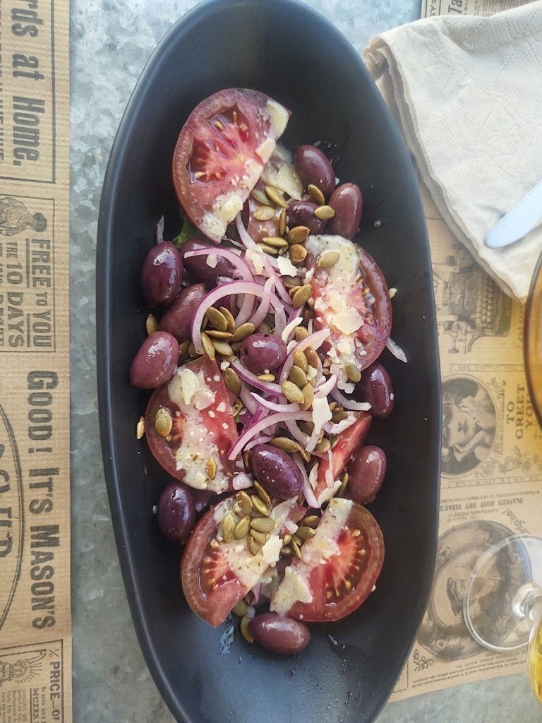 Ensaladas con tomate marazul, aceitunas Kalamata y pipas
