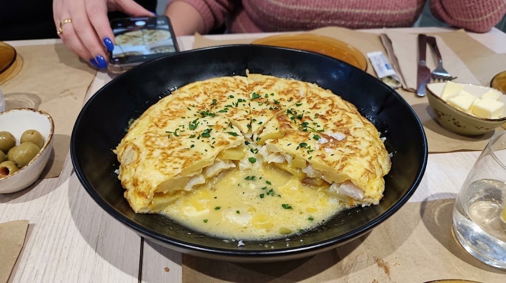 Entrantes con tortilla de Betanzos de huevo bacalao y patata