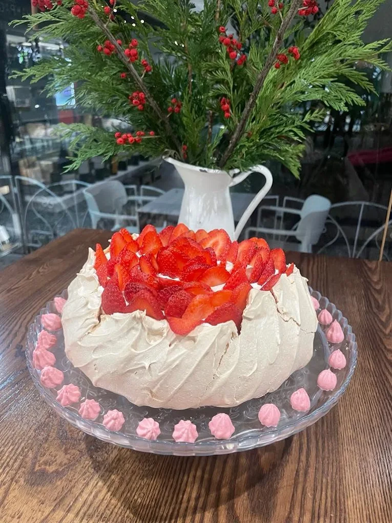 Postres con tarta Pavlova de frutos rojos