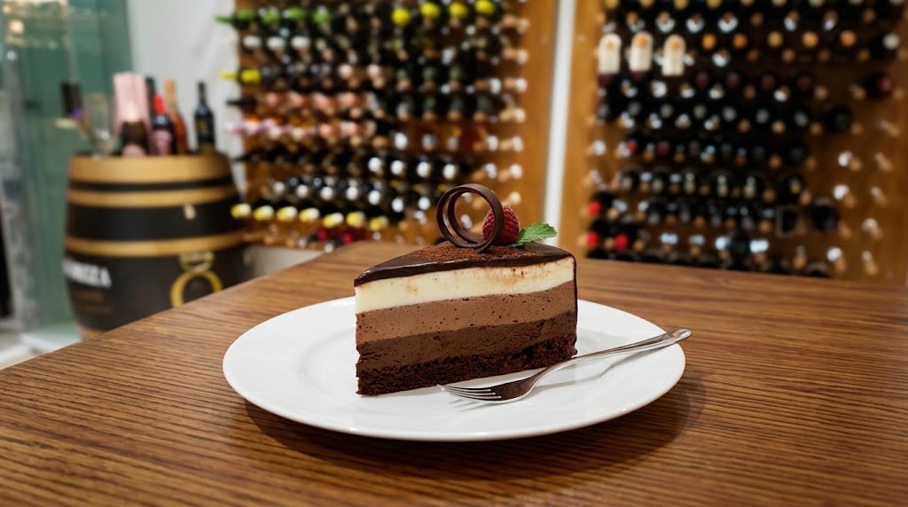 Postres con tarta de tres chocolates