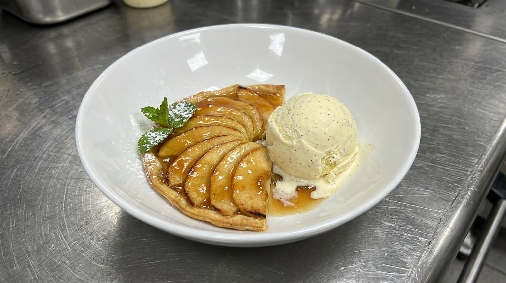 Tarta fina de manzana caliente con helado de vainilla